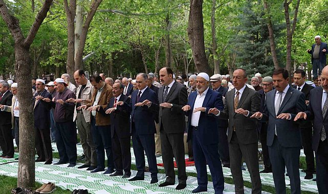 Namazgah'ta eller yağmur için semaya kalktı