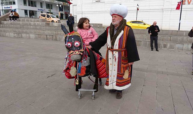 Nasrettin Hoca'yı genç kuşaklara tanıtmak için market arabasından yaptırdığı eşeğiyle sokak sokak geziyor