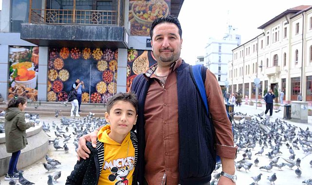 Nazilli'den gelen turistler Eskişehir'deki kuşları elleriyle besledi