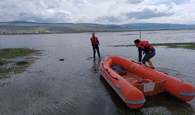 Nehir taştı, 2 vatandaş sular altında kalan ovada mahsur kaldı