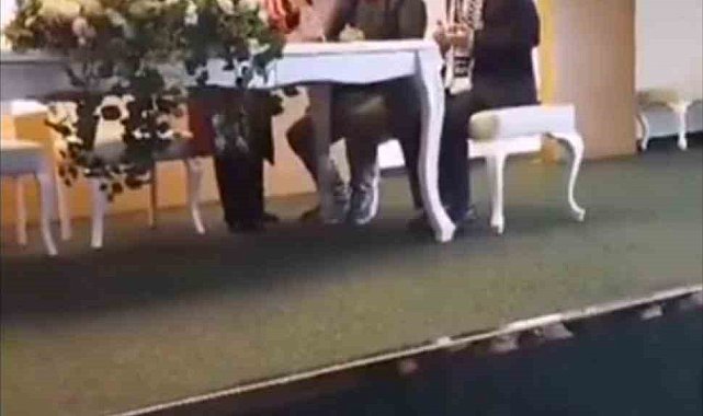 Nikah memurunun tahammül edemediği dua müzikle kesildi