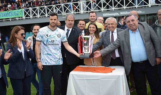 Nilüferli futbolcular şampiyonluk kupasına kavuştu