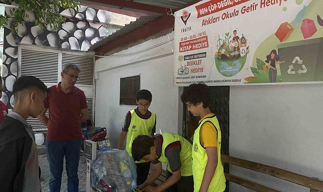 Ödül almak isteyen öğrenciler, okula poşet poşet çöp taşıyor