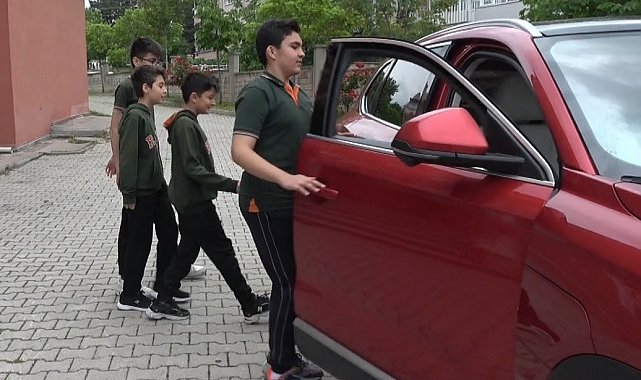Ödüllerini aldılar ve Togg ile okullarına gittiler