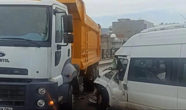 Öğrenci servisi kaza yaptı: 15 yaralı