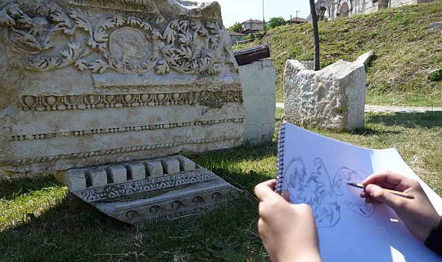 Öğrenciler antik tiyatroyu resmettiler