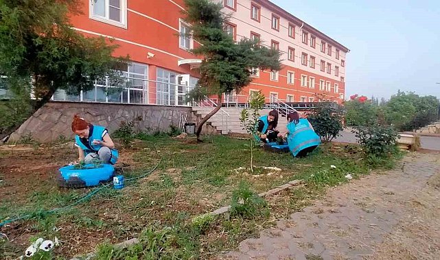 Öğrenciler atıkları geri dönüştürdü, bahçeyi renklendirdi