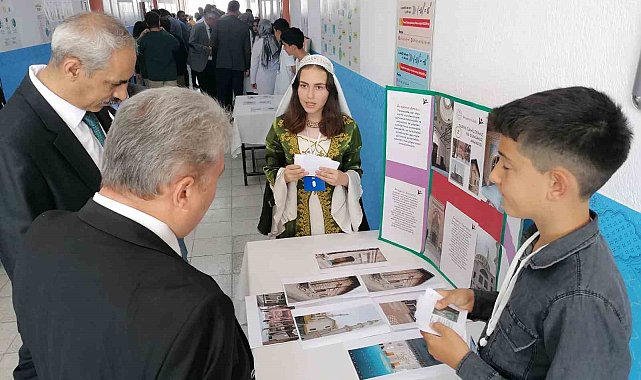 Öğrenciler bilimsel çalışmalarını sergiledi
