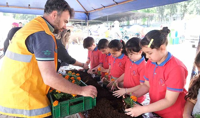 Öğrenciler Büyükşehir Belediyesi'nin fidanlığında ders işledi