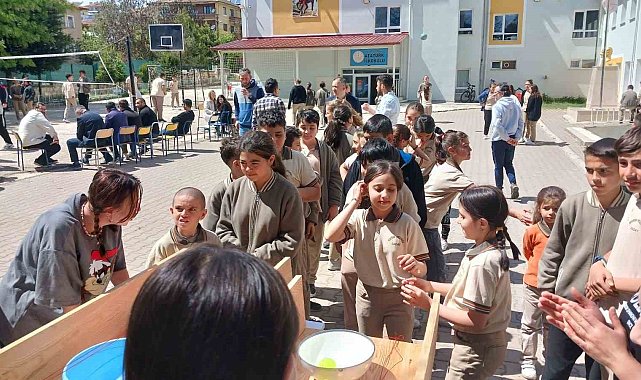 Öğrenciler kağıttan uçaklarla yarıştı