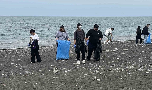 Öğrenciler sahilden poşet poşet çöp topladı
