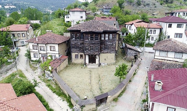 Öğrenciler Taraklı'nın sivil mimari örneklerini inceledi