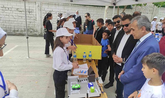 Öğrencilerden yaklaşınca kapağı açılıp kapanan akıllı çöp kutusu
