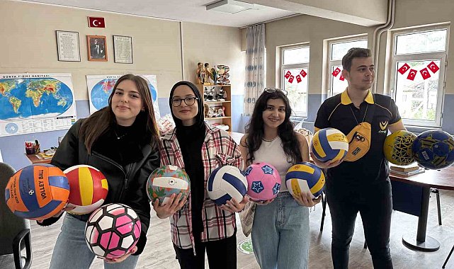 Öğretmen patlayan voleybol topunu elleriyle dikmişti: Öğrencilerden duygulandıran hareket