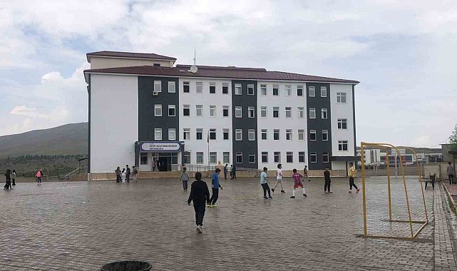 Okuldaki spor salonunda faciadan dönüldü: Alçıpan çöktü, 6 öğrenci yaralandı