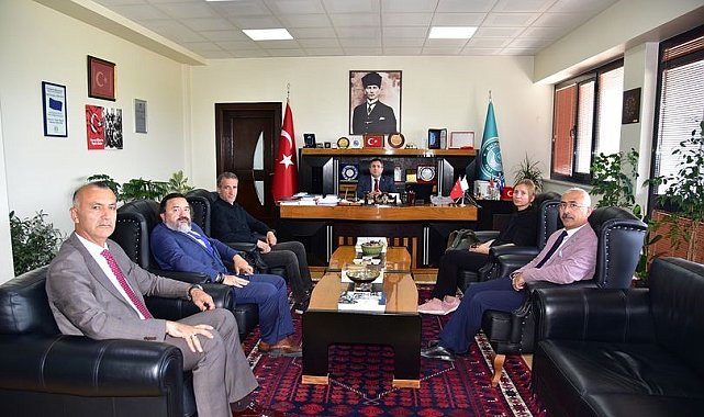 Öldürülen motokurye Ata Emre'nin ailesi, çocuklarının okuluna gitti