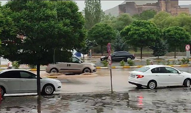 Oltu'da yağış etkili oldu, mazgallarda sular taştı