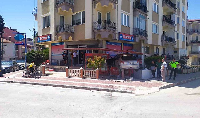 Önce duvara çarpan sürücü kendisini dondurma dolabının üzerinde buldu