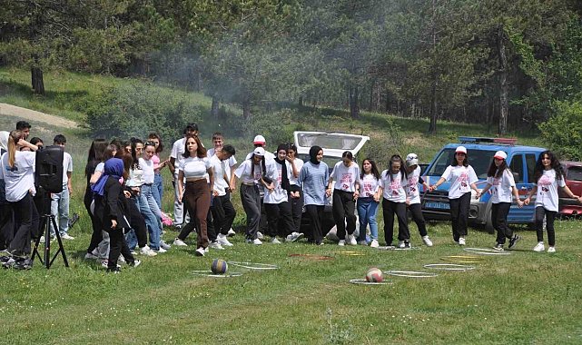 Onlarca genç 4 kilometre yürüdü