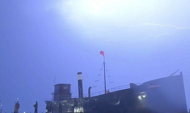 Ordu'da şimşekler geceyi aydınlattı