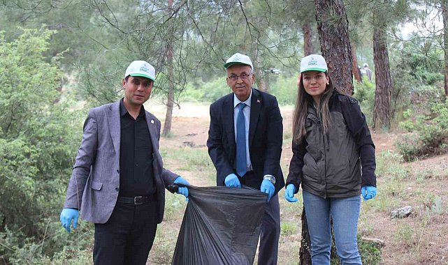Ormanlık alandan poşet poşet çöp çıktı