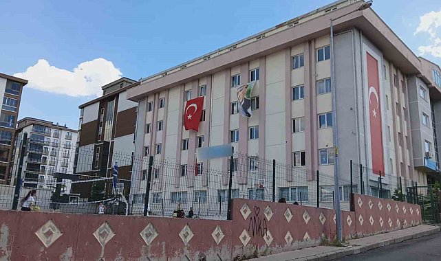 Ortaokul öğrencileri arasındaki kavga kanlı bitti: 1 yaralı