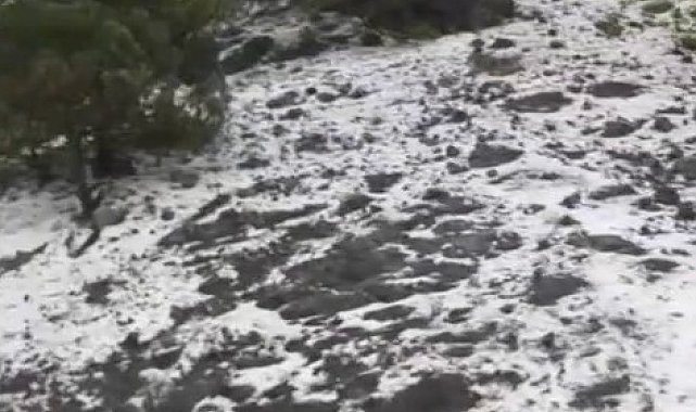 Osmancık&#039;ta bir anda bastıran dolu etrafı beyaza bürüdü