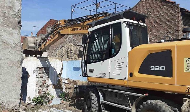 Osmangazi'de metruk bina mesaisi