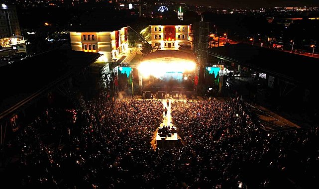 Osmangazili gençler Türkçe rapin yıldızlarıyla coştu