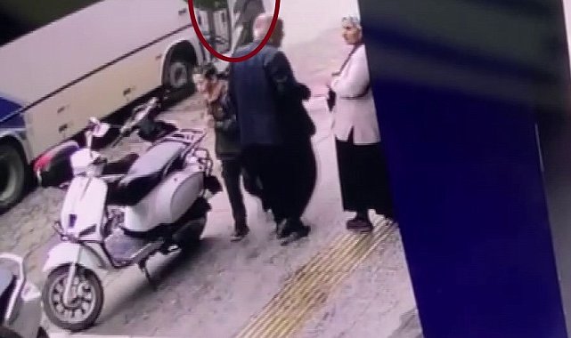 Otobüsün yayaya çarpma anı kameralara yansıdı