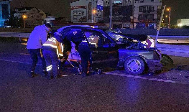 Otomobil bariyere çaptı: 1'i ağır 2 yaralı