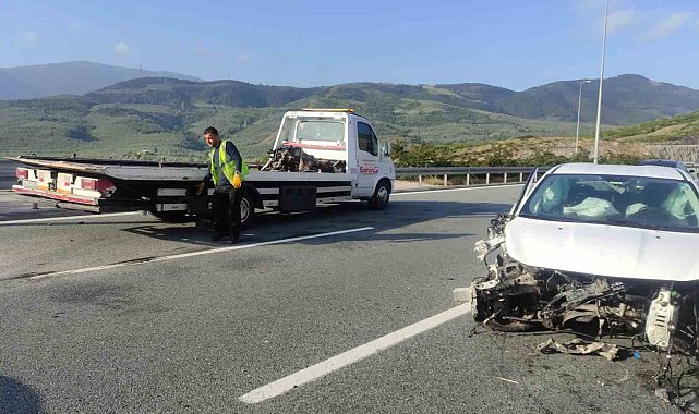 Otomobil bariyerlere çarptı motor bloğu savruldu