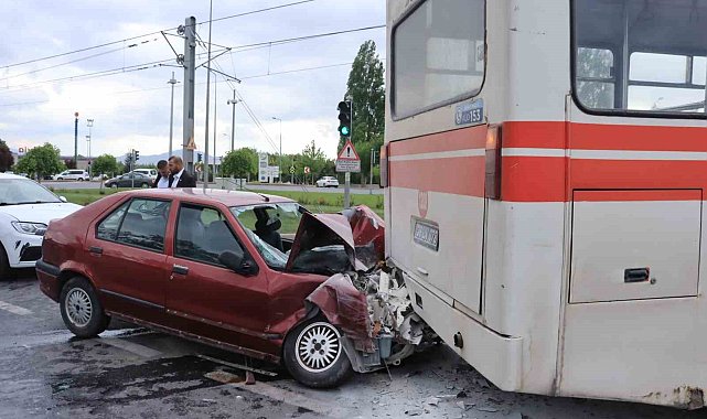 Otomobil belediye otobüsüne çarptı: 4 yaralı