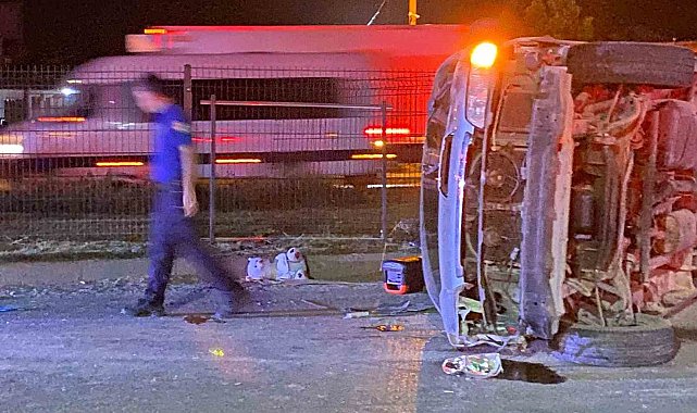 Otomobil ile ticari araç kavşakta çarpıştı: 3 yaralı