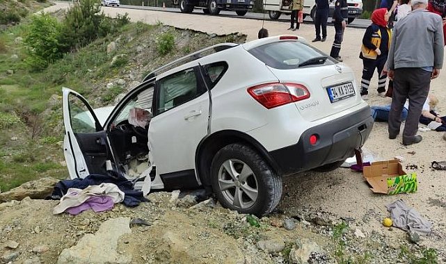 Otomobil şarampole devrildi: 2 yaralı