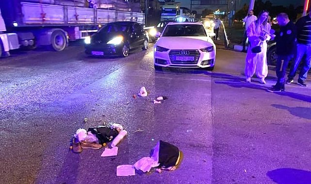 Otomobil yolun karşısına geçmeye çalışan yayalara çarptı: 2 yaralı