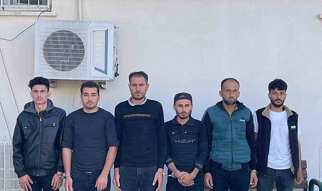 Otomobilden adeta göçmen fışkırdı