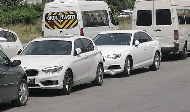 Otomobilin çarptığı motosiklet, sürüklenip başka bir otomobile çarptı