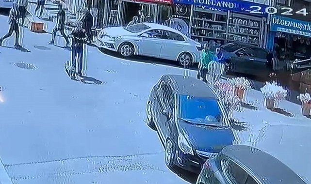 Otomobilin içinde para dolu çantayı çalan hırsızlar kamerada