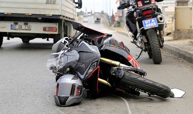 Otomobille çarpışan motosikletin sürücüsü kaskı sayesinde kazayı hafif sıyrıklarla atlattı