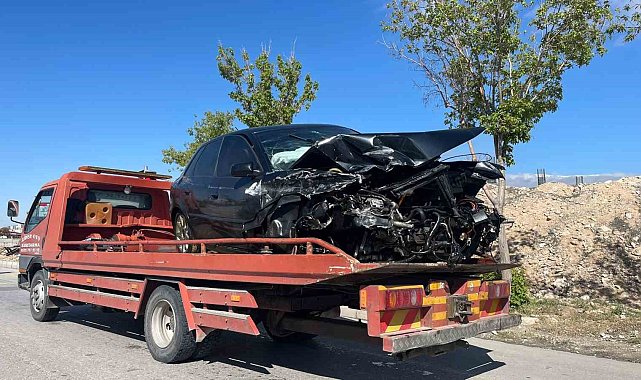 Otoyolda otomobil bariyerlere çarptı: 5 yaralı