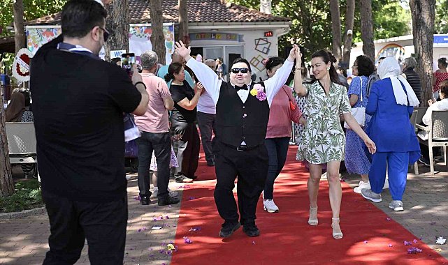 Özel çocuklar için kırmızı halıda özel defile