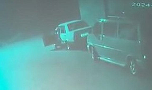Park halindeki otomobilin çalınma anı güvenlik kameralarına yansıdı