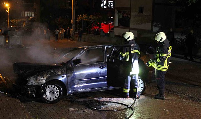 Park halindeyken alev alan otomobil kullanılamaz hale geldi