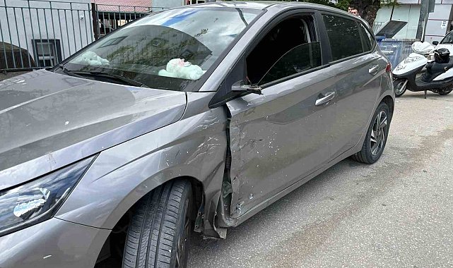 Park yerinden kontrolsüz yola çıkaran otomobil motosiklete çarptı, sürücüsü yaralandı