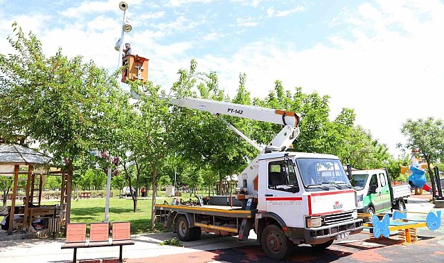Parklar güzelleştiriliyor