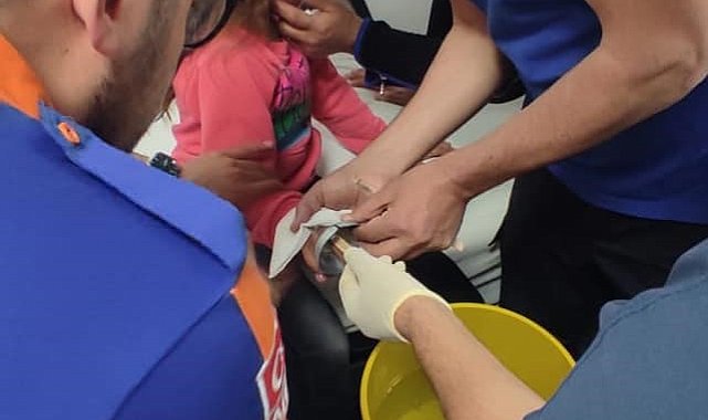 Parmağını çelik kapağa sıkıştıran çocuğun imdadına AFAD ekipleri yetişti