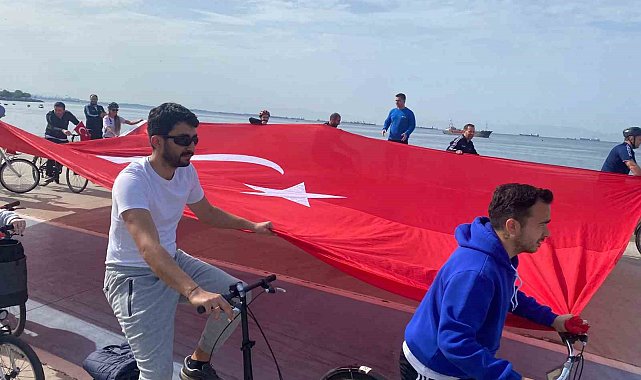 Pendik'te 19 Mayıs için Türk bayrağıyla pedal çevirdiler