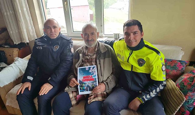Polis trafik kuralları konusunda vatandaşları bilgilendiriyor
