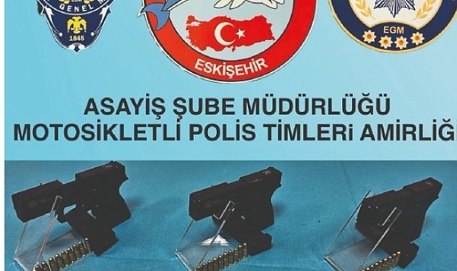 Polisin durdurduğu araçta 3 ruhsatsız tabanca ele geçirildi
